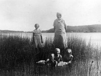 myllyjarvella 1930-luvulla  Takana seisovat vasemmalta Adele Yletyinen, oikealla Maria Huusko, edessä Eino Ahervuo, Niilo Huusko ja Kerttu Huusko (s. 24.6.1928) rantaruovikossa.